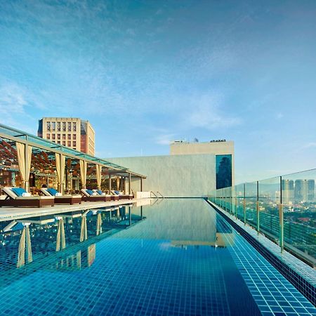Hotel Stripes Kuala Lumpur, Autograph Collection מראה חיצוני תמונה The swimming pool at the hotel