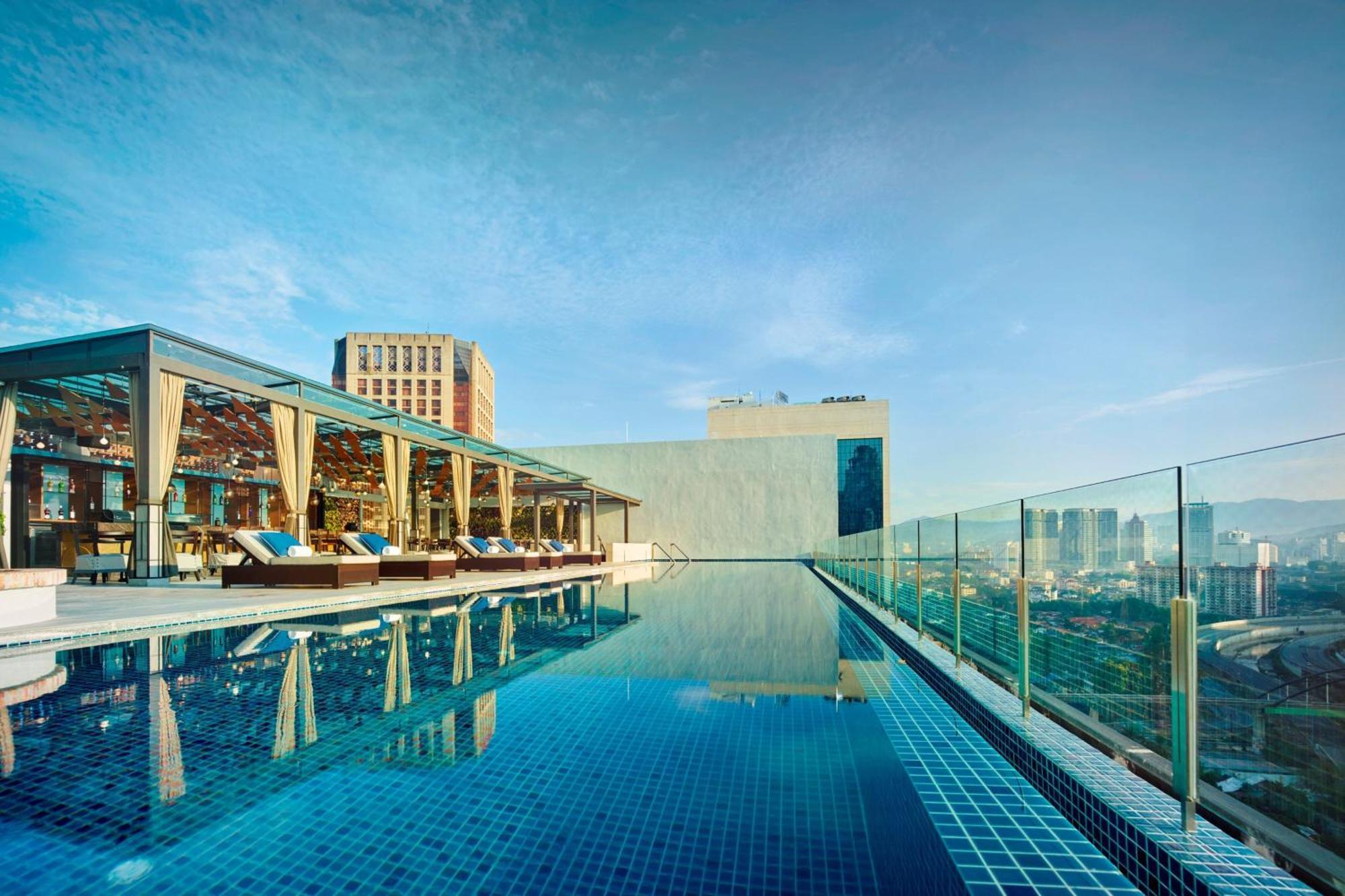 Hotel Stripes Kuala Lumpur, Autograph Collection מראה חיצוני תמונה The swimming pool at the hotel