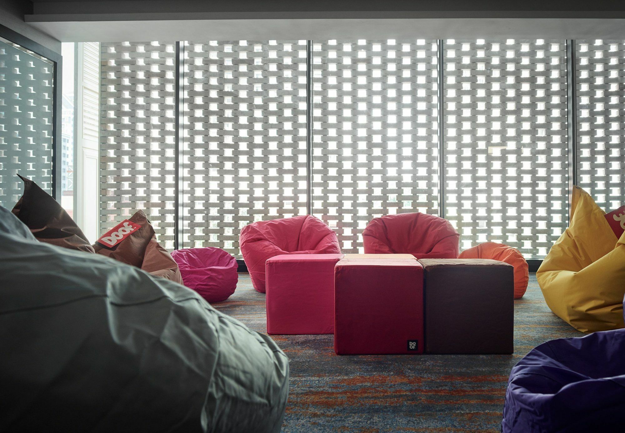 Hotel Stripes Kuala Lumpur, Autograph Collection מראה חיצוני תמונה Bean bag chairs